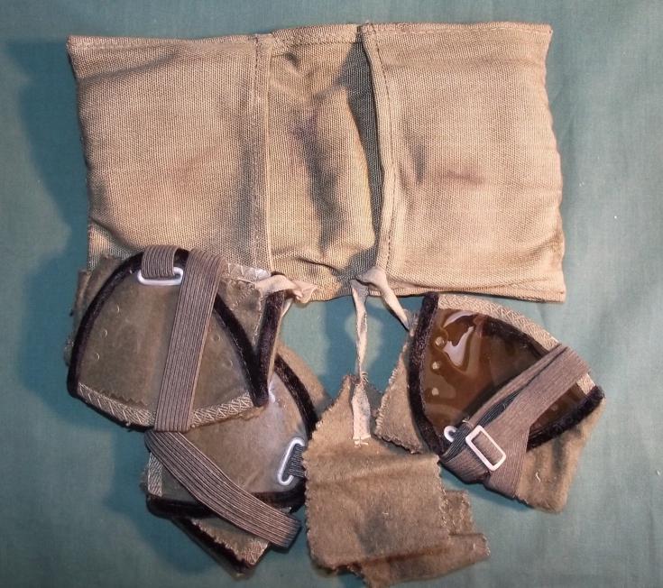 WW2 German Dust Goggels X 4 and Cloth Carry Pouch.