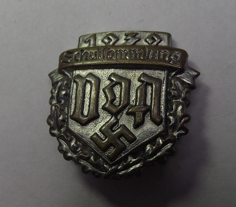 1939 Dated VDA Schulsammlung Badge.