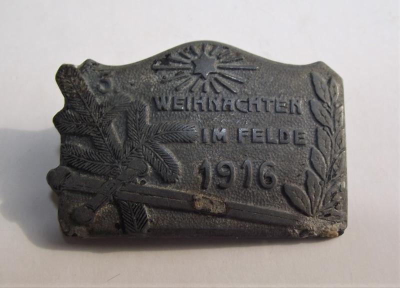 1916 Dated Austrian Cap Badge. Weihnachten Im Felde.