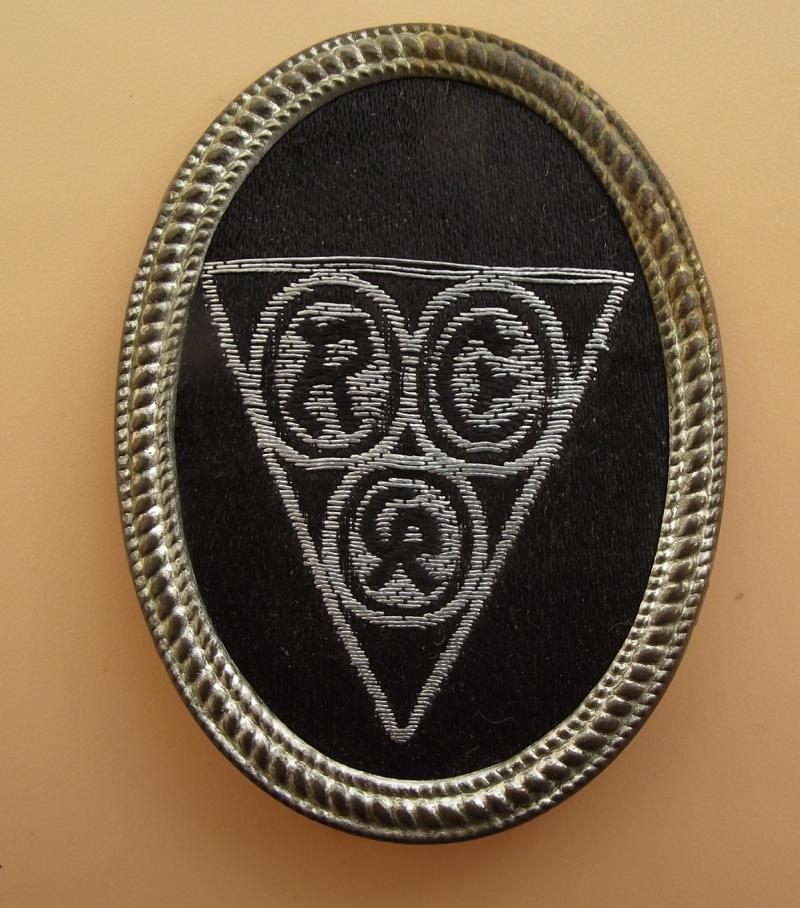 Veterans Stahlhelm Visor Cap Badge.