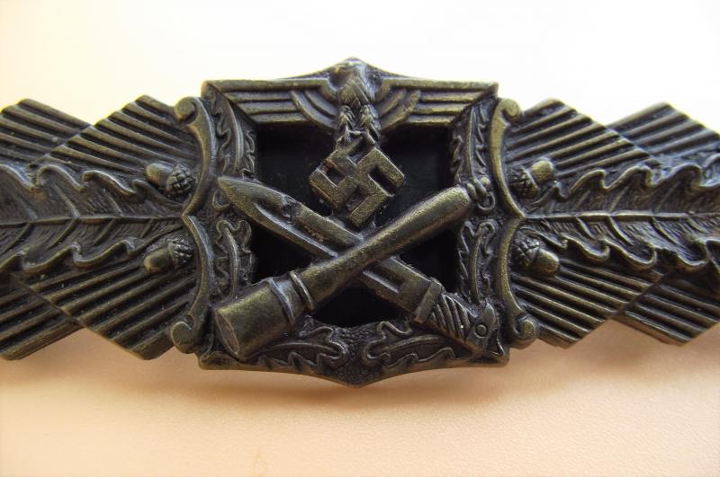 Bronze Close Combat Clasp. A.G.M.u.K.