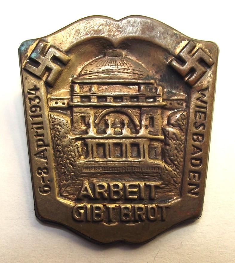 Event Badge/Tinnie. Arbeit Gibt Brot, Wiesbaden, 1934.