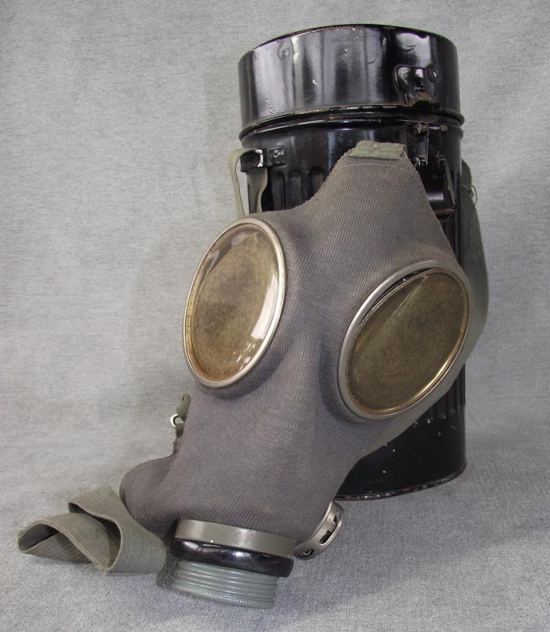 Pre WW2 German Draeger Luftschutz Gasmask Tin and Mask.