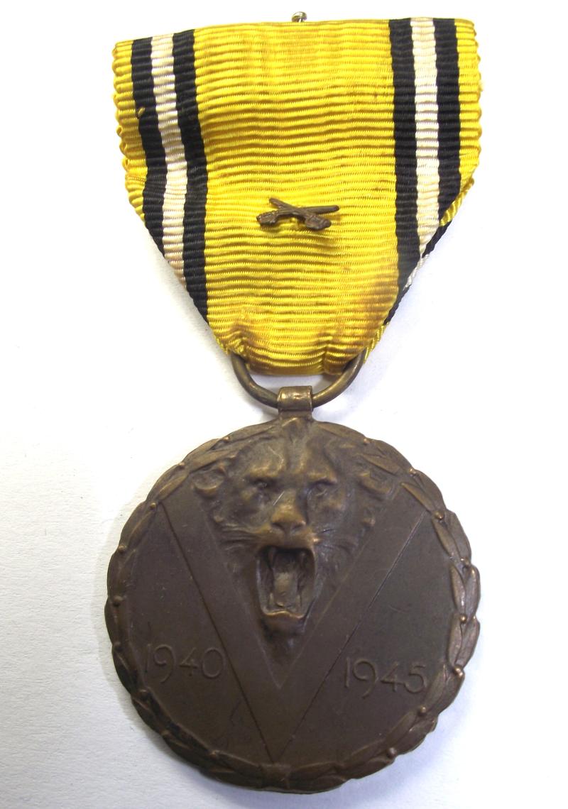 Belgium Commemorative Medal with Swords.1940/45.