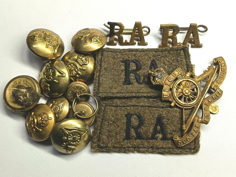 WW2 Royal Artillery Slip-on Shoulder Titles and Cap Badge..